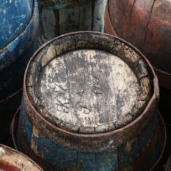 q1 Set di 9 Botti da Birra Antiche - Fascino Rustico e Versatilità