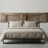 Double_bed_with_wooden_door_202607150854 Porta Antica in Abete – Un Pezzo Unico per il Tuo Design d'Interni