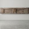 Double_bed_with_wooden_door_202607150855 Porta Antica in Abete – Un Pezzo Unico per il Tuo Design d'Interni