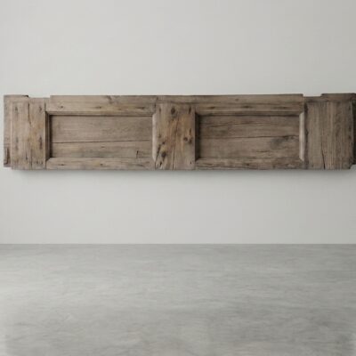 Double_bed_with_wooden_door_202607150855 Porta Antica in Abete – Un Pezzo Unico per il Tuo Design d'Interni