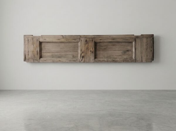 Double_bed_with_wooden_door_202607150855 Porta Antica in Abete – Un Pezzo Unico per il Tuo Design d'Interni